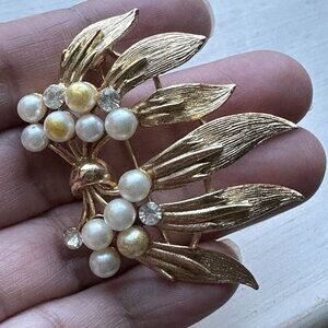 VTG Lisner Brooch Pin 2 Inch Faux Pearl Gold Plated Meta Leaves Plant MCM Signed